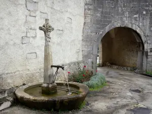 Abbaye de Montbenoît - Fontaine et passage voûté