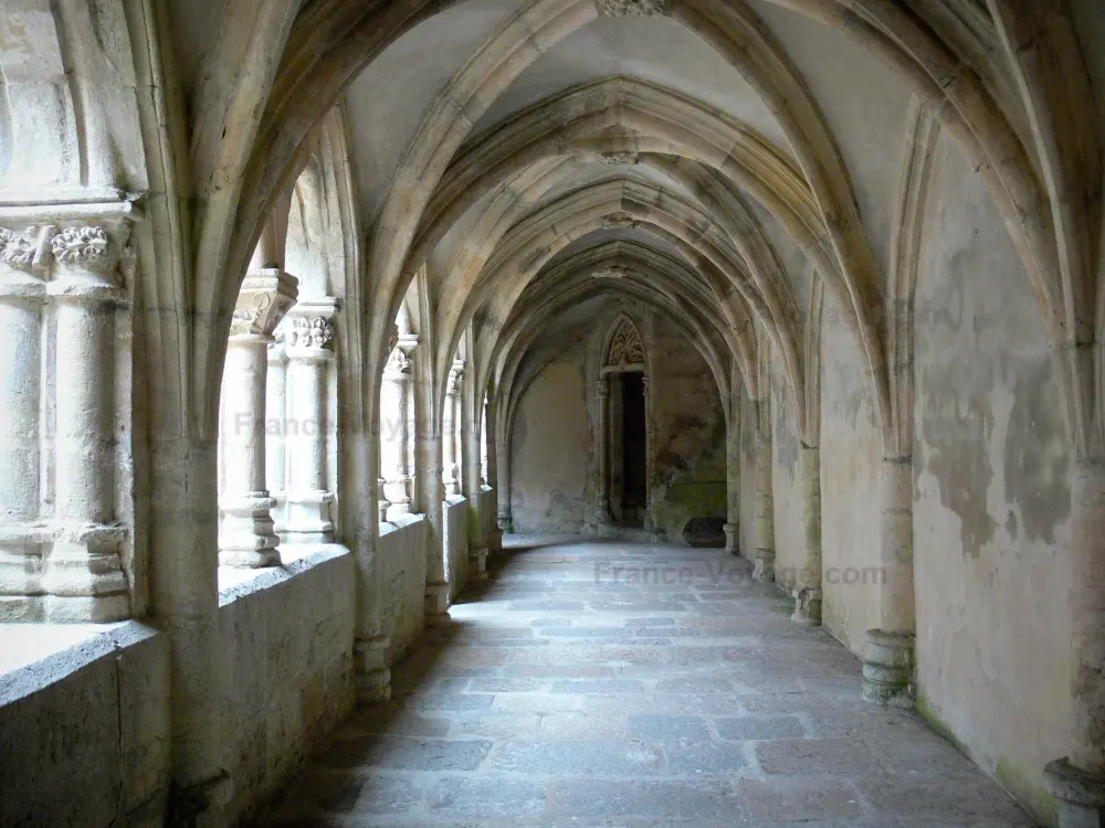 L'abbaye de Montbenoît - Abbaye de Montbenoît: Cloître