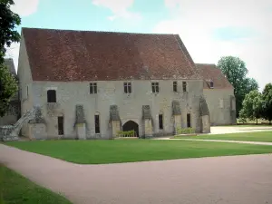 Abbaye de Noirlac - Cour et abbaye cistercienne