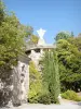 Abbaye Notre-Dame d'Aiguebelle - Statue du Christ entourée d'arbres