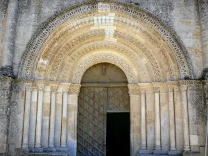 Abbaye de Saint-Amant-de-Boixe - Portail de l'église abbatiale