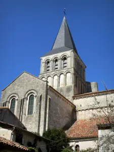 Abbaye de Saint-Amant-de-Boixe - Clocher de l'église abbatiale