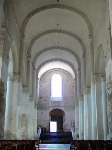 Abbaye de Saint-Amant-de-Boixe - Intérieur de l'église abbatiale : nef