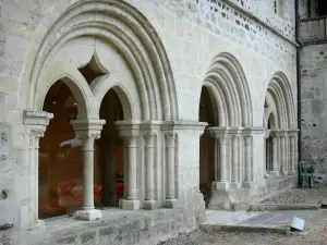 Abbaye Saint-Gilbert - Baies (façade) de la salle capitulaire de l'abbaye Saint-Gilbert de Neuffonts ; sur la commune de Saint-Didier-la-Forêt