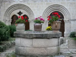 Abbaye Saint-Gilbert - Puits fleuri (pots de fleurs) et baies de la salle capitulaire de l'abbaye Saint-Gilbert de Neuffonts ; sur la commune de Saint-Didier-la-Forêt