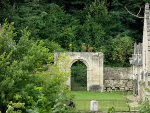 Abbaye de Saint-Nicolas-aux-Bois - Vestiges de l'ancienne abbaye bénédictine dans un cadre de verdure