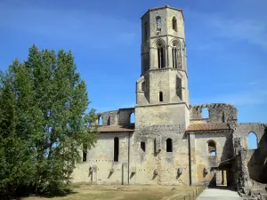 Abbaye de La Sauve-Majeure - Ancienne abbaye bénédictine, située dans la commune de La Sauve : tour-clocher de l'église abbatiale