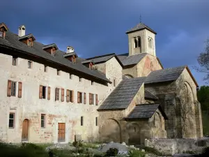 Abbazia di Boscodon - Abbazia di Nostra Signora di Boscodon: abbazia romanica e l'ala dei monaci, sulla città di Crots nel Parco Nazionale degli Ecrins