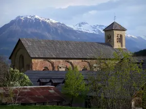 Abbazia di Boscodon - Abbazia di Nostra Signora di Boscodon: abbazia romanica con vista sulle montagne innevate, la città di Crots nel Parco Nazionale degli Ecrins