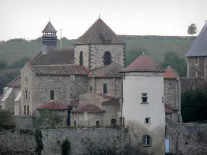 Abbazia di Chantelle - Abbazia benedettina di San Vincenzo: St. Vincent chiesa romanica, la torre e le mura Colombier