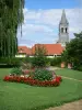 Abbazia di Déols - Campanile della vecchia abbazia di Nostra Signora (il vecchio campanile romanico della chiesa abbaziale), giardino di fiori in primo piano