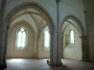 Abbazia dell'Épau - Abbazia cistercense della Divinità-Dio, Yvré-Vescovo: All'interno della chiesa abbaziale