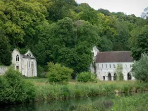 Abbazia di Fontaine-Guérard - Abbazia di Nostra Signora di Fontaine-Guérard: edificio suore e la cappella Saint-Michel, in un ambiente verde, accanto al Andelle fiume, sulla città di Radepont