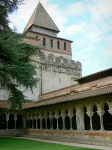 Abbazia di Moissac - Abbazia di Saint-Pierre de Moissac: chiostro romanico dominata dal campanile della chiesa di San Pietro
