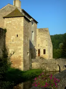 Abbazia di Nouaillé-Maupertuis - Abbazia di Saint-Junien (ex abbazia benedettina): gli edifici del convento, che ospita il municipio Abbey House, il ponte e il fossato (Miosson River), fiori in primo piano