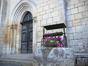 Abbazia di Nouaillé-Maupertuis - Abbazia di Saint-Junien (ex abbazia benedettina): portale della chiesa abbaziale e ben fiorito