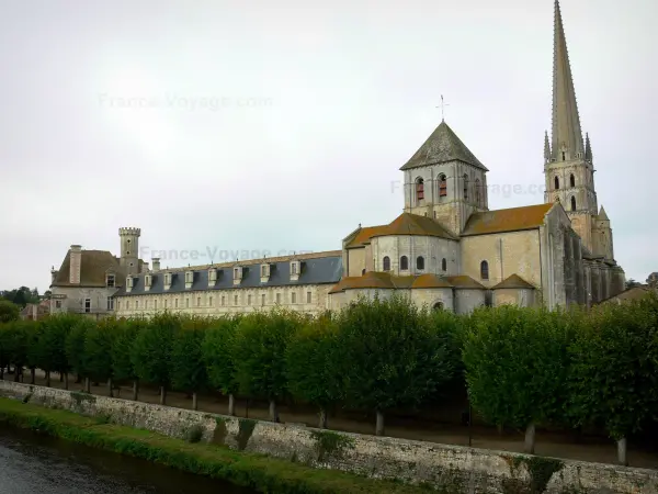 Abbazia di Saint-Savin - Chiesa abbaziale con la sua guglia in pietra, edifici monastici, allineamento dell'albero e del fiume Gartempe