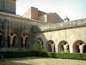 Abbazia del Thoronet - Abbazia cistercense di stile romanico provenzale: chiostro