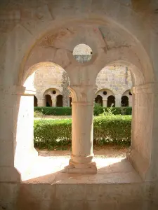 Abbazia del Thoronet - Abbazia cistercense di stile romanico provenzale: colonna del chiostro in primo piano