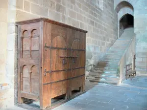 Abdij van Aubazine - Binnen in de abdijkerk: oude liturgische kabinet