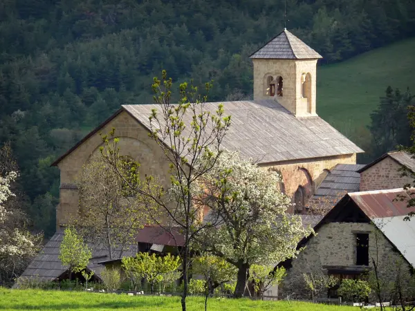 Abdij van Boscodon - Abdij van Onze Lieve Vrouw van Boscodon: Romaanse abdijkerk, de stad van Crots in het Parc National des Ecrins