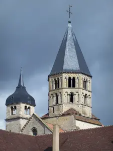 Abdij van Cluny - Benedictijnenabdij: Holy Water toren (rechts) en Clock Tower (overblijfselen van de abdijkerk van Saint Peter en Saint Paul)