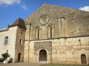 Abdij van Flaran - Voormalig Cisterciënzer abdij van Onze-Lieve-Vrouw van Flaran (graafschap erfgoed, cultureel centrum graafschap), op de stad Valence-sur-Baise: voorgevel van de romaanse kerk