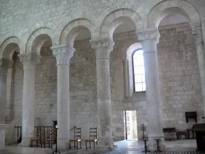 Abdij van Fleury - Abdij van Saint-Benoît-sur-Loire: Binnen in de romaanse basiliek (Abdijkerk)