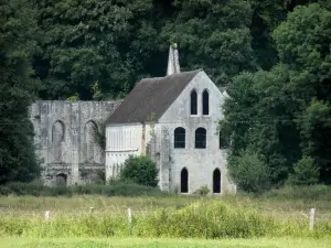 Abdij van Fontaine-Guérard - Abdij van Onze-Lieve-Vrouw van Fontaine-Guerard: nonnen en de bouw ruïnes van de abdijkerk, in een groene, de stad van Radepont