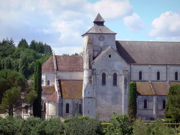 Abdij van Fontgombault - Benedictijner abdij van Onze Lieve Vrouw: Romaanse abdijkerk en bomen in de vallei van de Creuse, in het Regionale Natuurpark van de Brenne