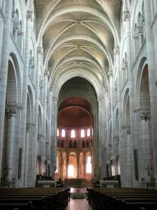 Abdij van Fontgombault - Benedictijner abdij van Notre-Dame: Interieur van de abdijkerk (schip en koor)