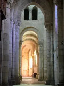 Abdij van Fontgombault - Benedictijner abdij van Notre-Dame: Interieur van de abdijkerk