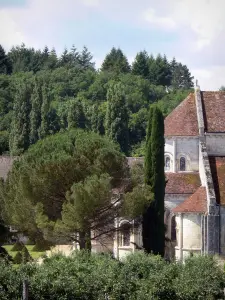 Abdij van Fontgombault - Benedictijner abdij van Onze Lieve Vrouw: apsis van de romaanse abdijkerk en bomen