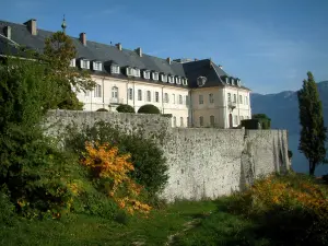 Abdij van Hautecombe - Pad bekleed met struiken en koninklijke abdij met uitzicht op het Lac du Bourget