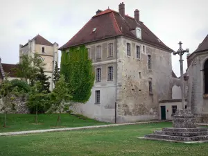 Abdij van Jouarre - Steek het plein monoliet op St. Paul Building (oud-aalmoezenier), en de Romeinse toren van de abdij van Onze Lieve Vrouw van Jouarre achtergrond