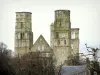 Abdij van Jumièges - Ruïnes van de Kerk van Onze-Lieve-Vrouw, bomen en bewolkte hemel, in het Regionaal Natuurpark lussen van de Seine Normande