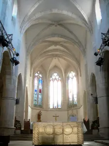 Abtei von Ambronay - Ehemalige Benediktinerabtei (Kulturzentrum): in der Abteikirche: Chor und Altar