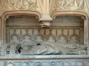 Abtei von Ambronay - Ehemalige Benediktinerabtei (Kulturzentrum): in der Abteikirche: Grabstätte des Abt Jacques de Mauvoisin