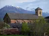 Abtei Boscodon - Abtei Notre-Dame de Boscodon: romanische Abteikirche mit Blick auf die schneebedeckten Berggipfel; in der Gemeinde Crots, im Nationalpark Écrins