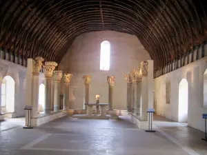Abtei von Cluny - Benediktinerabtei: Innere des Farinier (gotischer Bau): Saal überragen von einem Holzgerüst und bergend die Kapitelle der Abteikirche