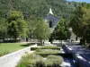 Abtei von Léoncel - Fassade der Abteikirche und Garten der ehemaligen Zisterzienserabtei