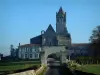 Abtei von Sablonceaux - Allee, die in die Abteikirche und in die Gebäude der Abtei führt, in der Saintonge