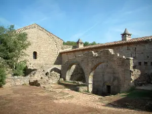 Abtei Thoronet - Zisterzienser Abtei provenzalischen romanischen Stiles: in den Keller führender Eingang