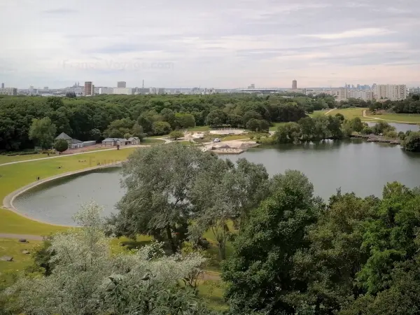 Abteilungspark Georges-Valbon - Blick auf den See vom Park La Courneuve