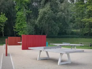 Abteilungspark Georges-Valbon - Tischtennisplatten in grüner Umgebung