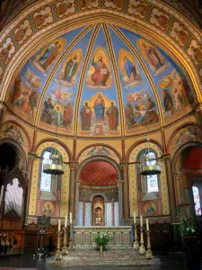 Agen - Inside Saint-Caprais cathedral: choir and frescoes (murals)