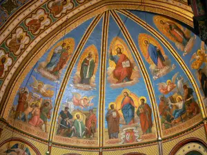 Agen - Inside Saint-Caprais cathedral: frescoes (murals)