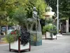 Agen - Plaza de la Catedral: Estatua de centauro, flores y árboles