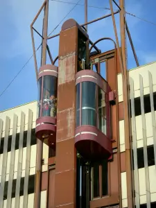 Agen - Lifts of the covered market hall