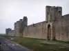 Aigues-Mortes - Stadtmauern (Befestigungsanlage) und Türme der befestigten Stätte